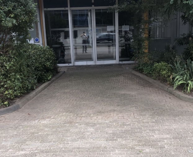 onderhoud van bedrijfs entree en parkeerplaats