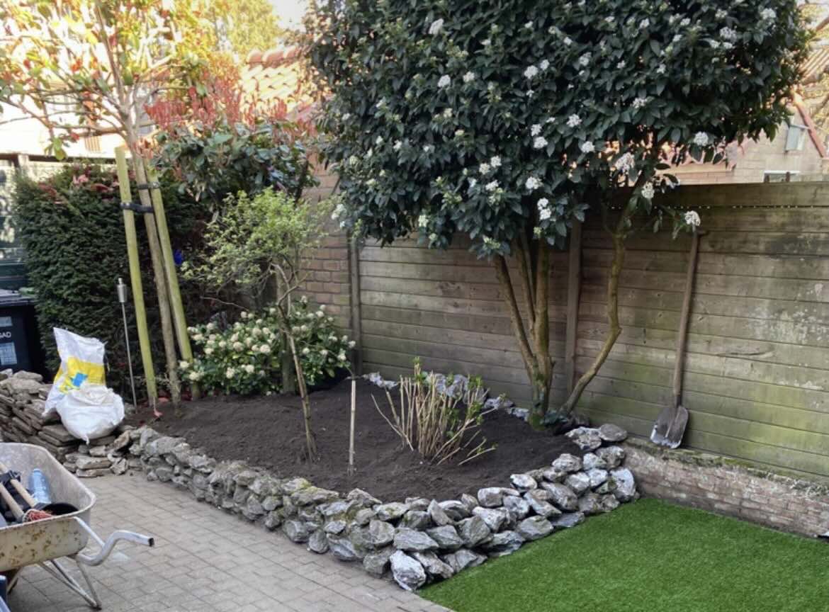tuin aanpassing met nieuwe en bestaande materialen